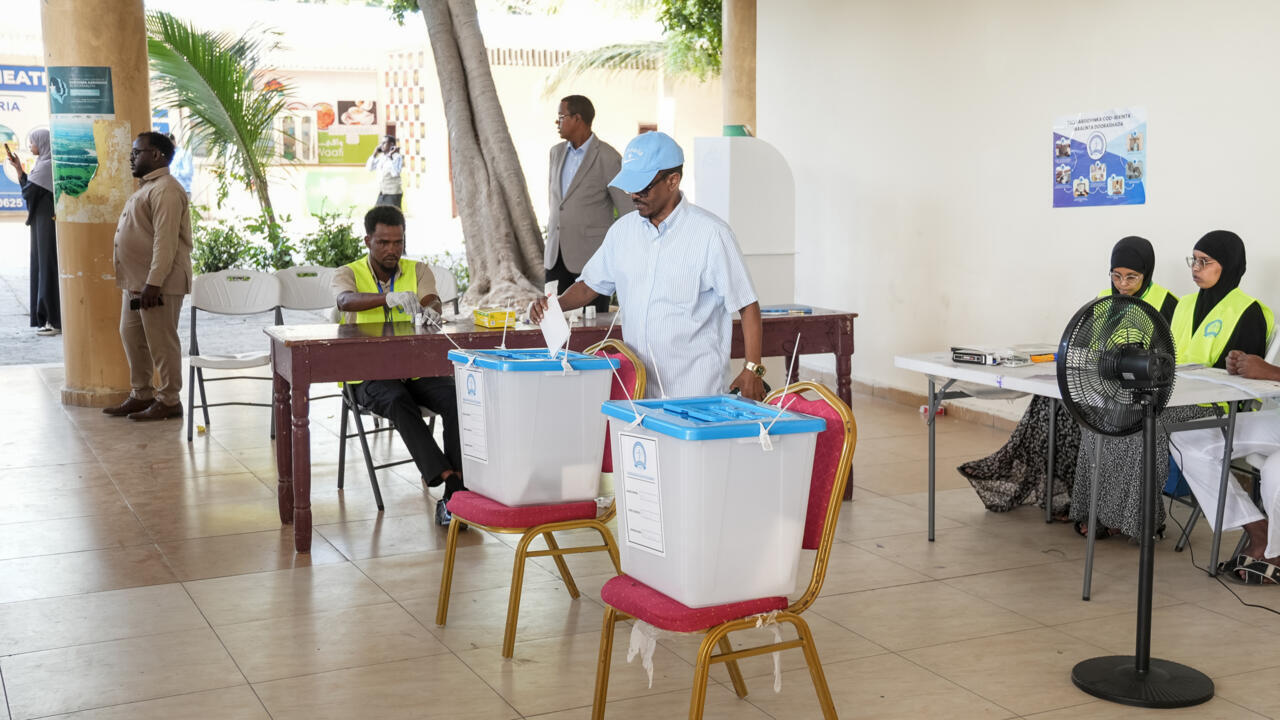 الصوماليون يدلون بأصواتهم بمقديشو في أول انتخابات محلية منذ ستين عاما