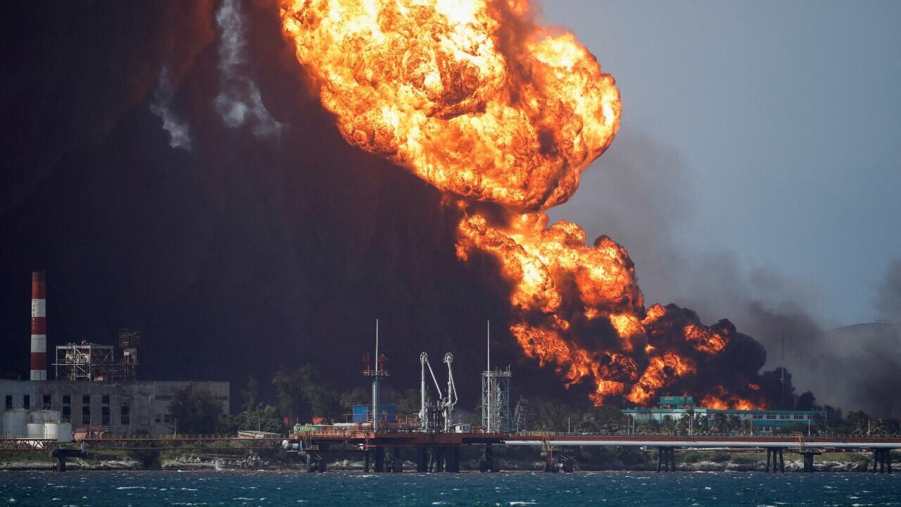 Fuego sobre tanques de almacenamiento de combustible que explotaron en la Base de Supertanqueros, en Matanzas, Cuba, el 8 de agosto de 2022.