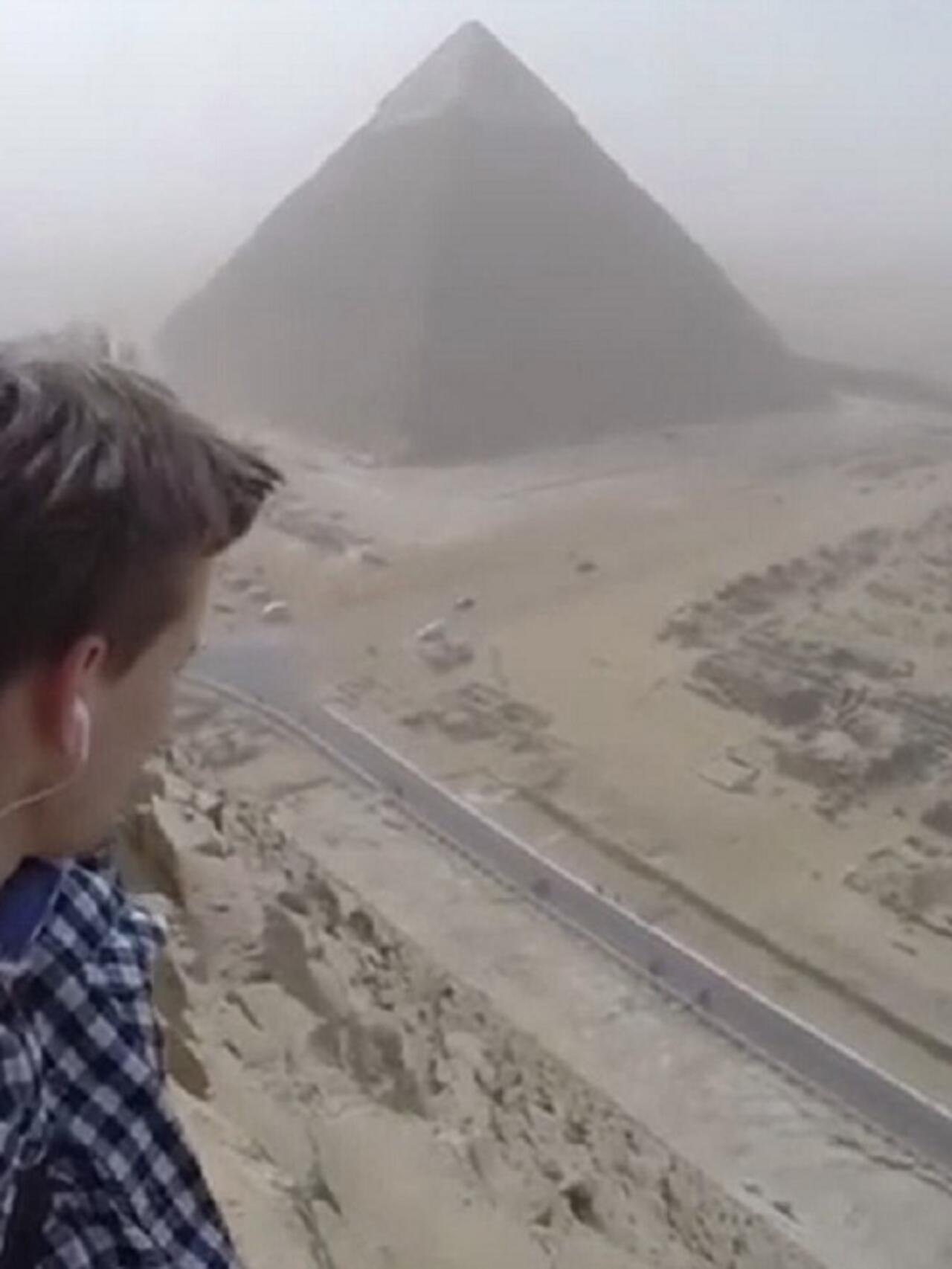 مصر: فيديو مثير لألماني يتسلق هرم خوفو إحدى 