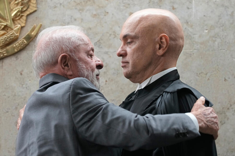 Luiz Inácio Lula Da Silva abraza al magistrado Alexandre De Moraes en la ceremonia en la que éste fue electo vicepresidente del Supremo Tribunal Federal de Brasil. Brasilia, 29 de septiembre de 2025.