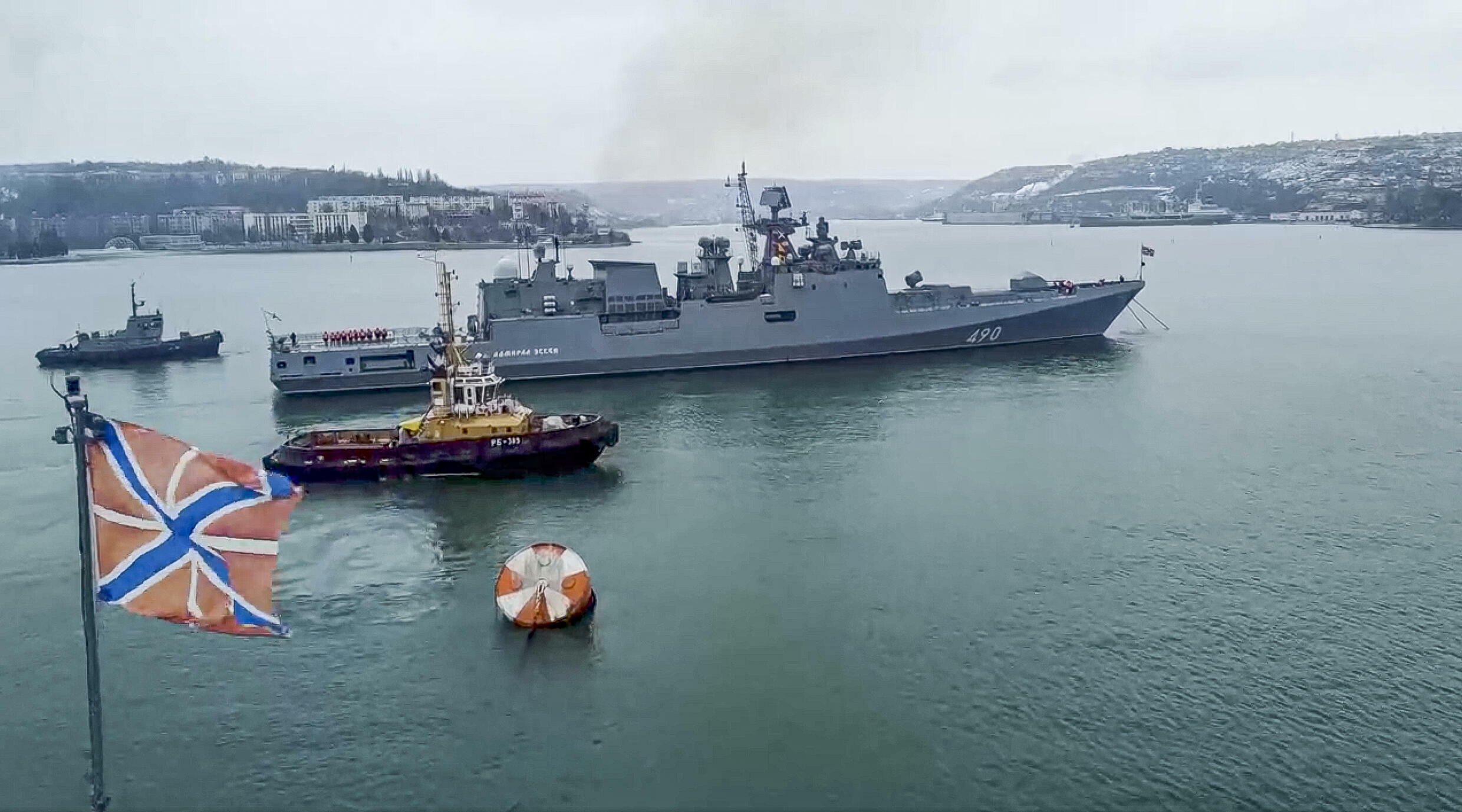 Archivo- Foto tomada de un video publicado por el Servicio de Prensa del Ministerio de Defensa de Rusia, el miércoles 26 de enero de 2022, de la fragata de la marina rusa Almirante Essen preparándose para zarpar para un ejercicio en el Mar Negro.