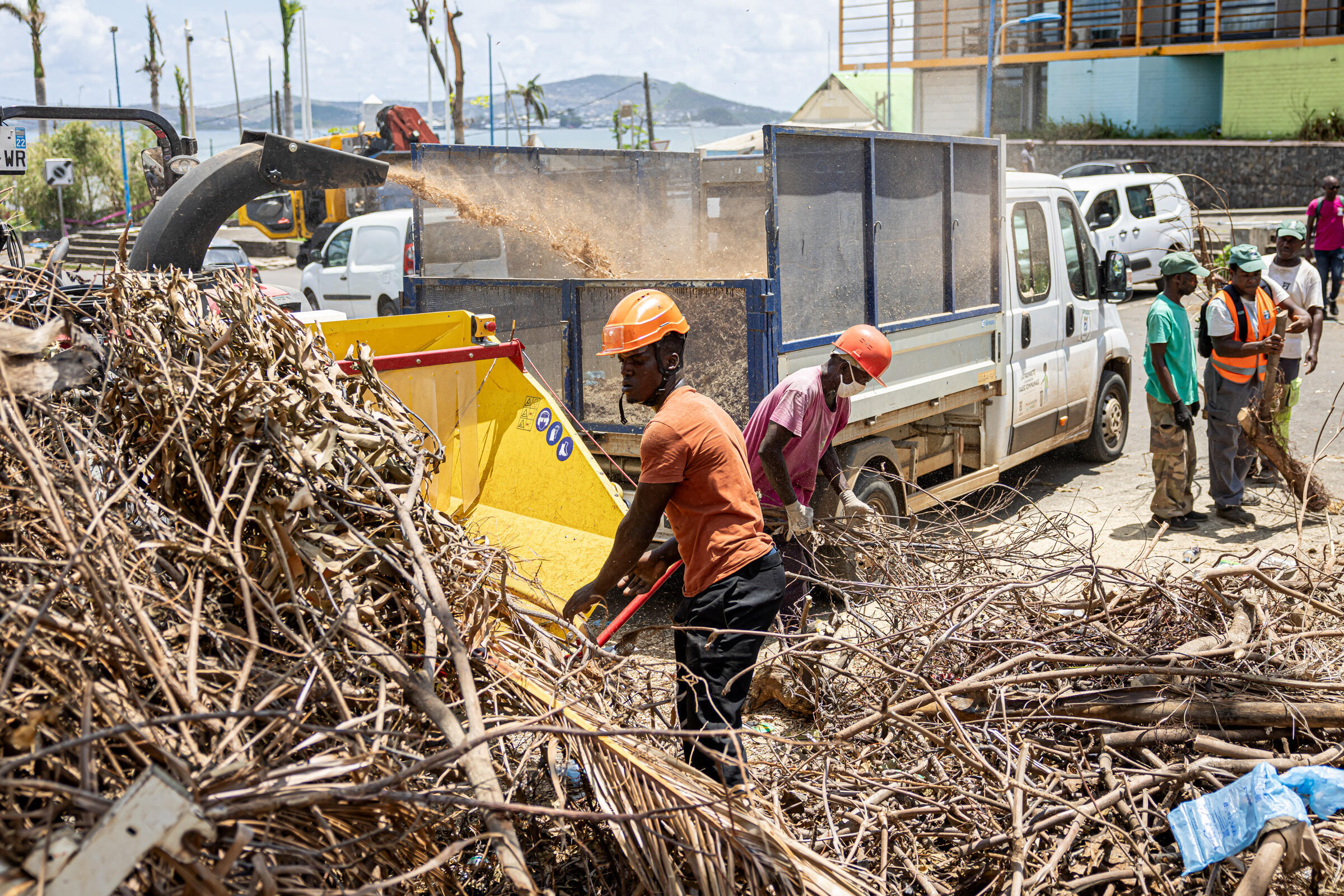 Opération de nettoyage à Mamoudzou, le chef-lieu de Mayotte, le 29 décembre 2024.
