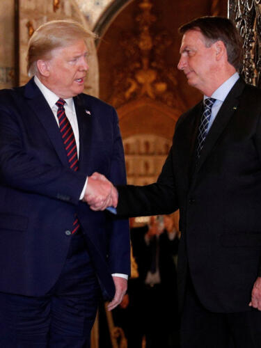 El presidente de Estados Unidos, Donald Trump, estrecha la mano del presidente brasileño, Jair Bolsonaro, antes de asistir a una cena de trabajo en el resort Mar-a-Lago en Palm Beach, Florida, EE. UU., el 7 de marzo de 2020.