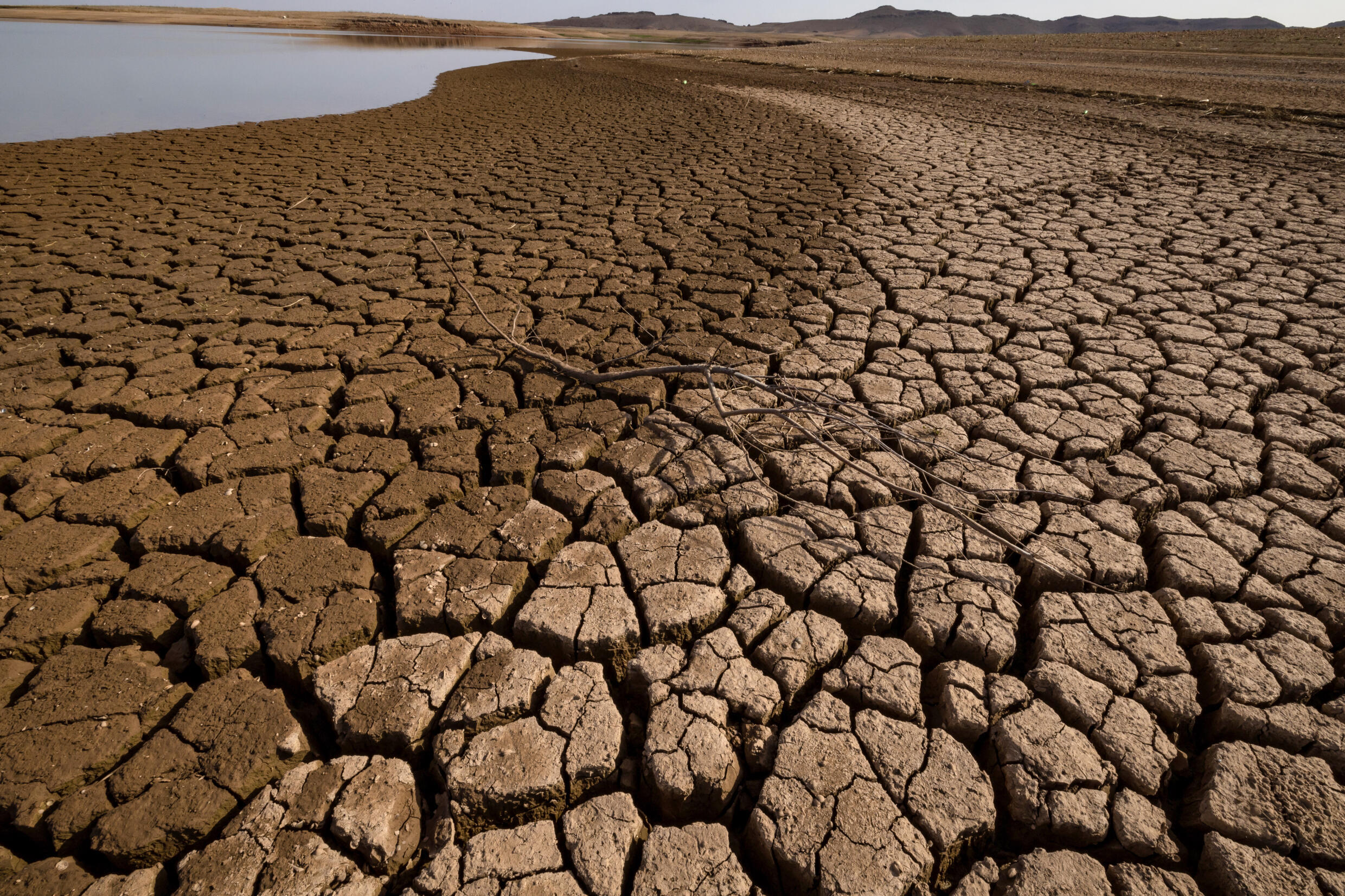 Le sol desséché du barrage d'Al-Massira dans le village d'Ouled Essi Masseoud, au sud de Casablanca (Maroc), le 6 mars 2024.