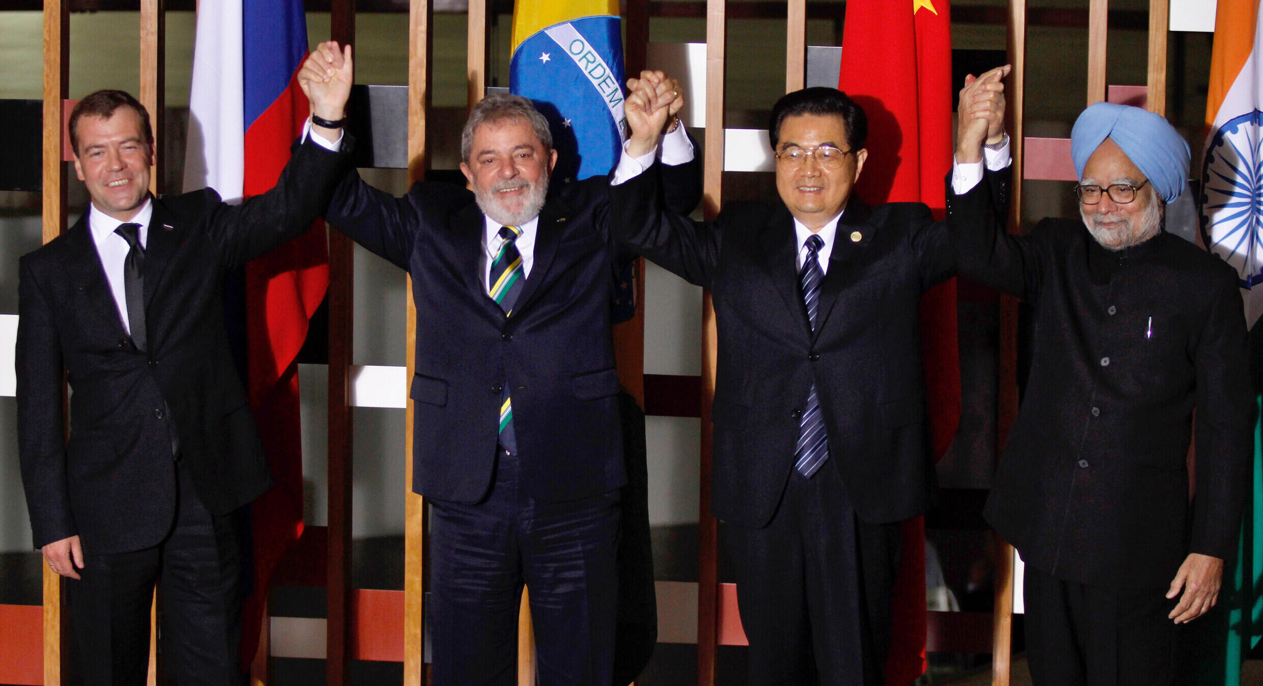 De izquierda a derecha: el expresidente de Rusia, Dmitry Medvedev, el expresidente de Brasil, Luiz Inácio Lula da Silva, el ex presidente de China, Hu Jintao, y el ex primer ministro de India, Manmohan Singh, posan para la foto oficial de la cumbre de economías emergentes en el palacio de Itamaraty, en Brasilia, el jueves 15 de abril de 2010.