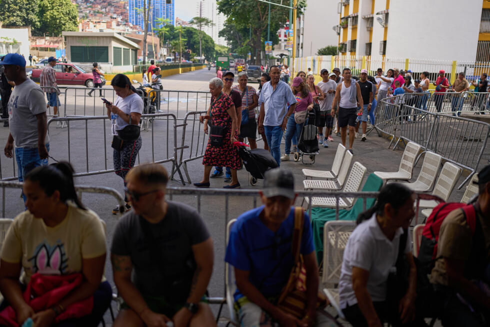 Compradores hacen fila para comprar comida en un mercado navideño subsidiado por el gobierno de Nicolás Maduro, en Caracas (Venezuela), el domingo 16 de noviembre de 2025.
