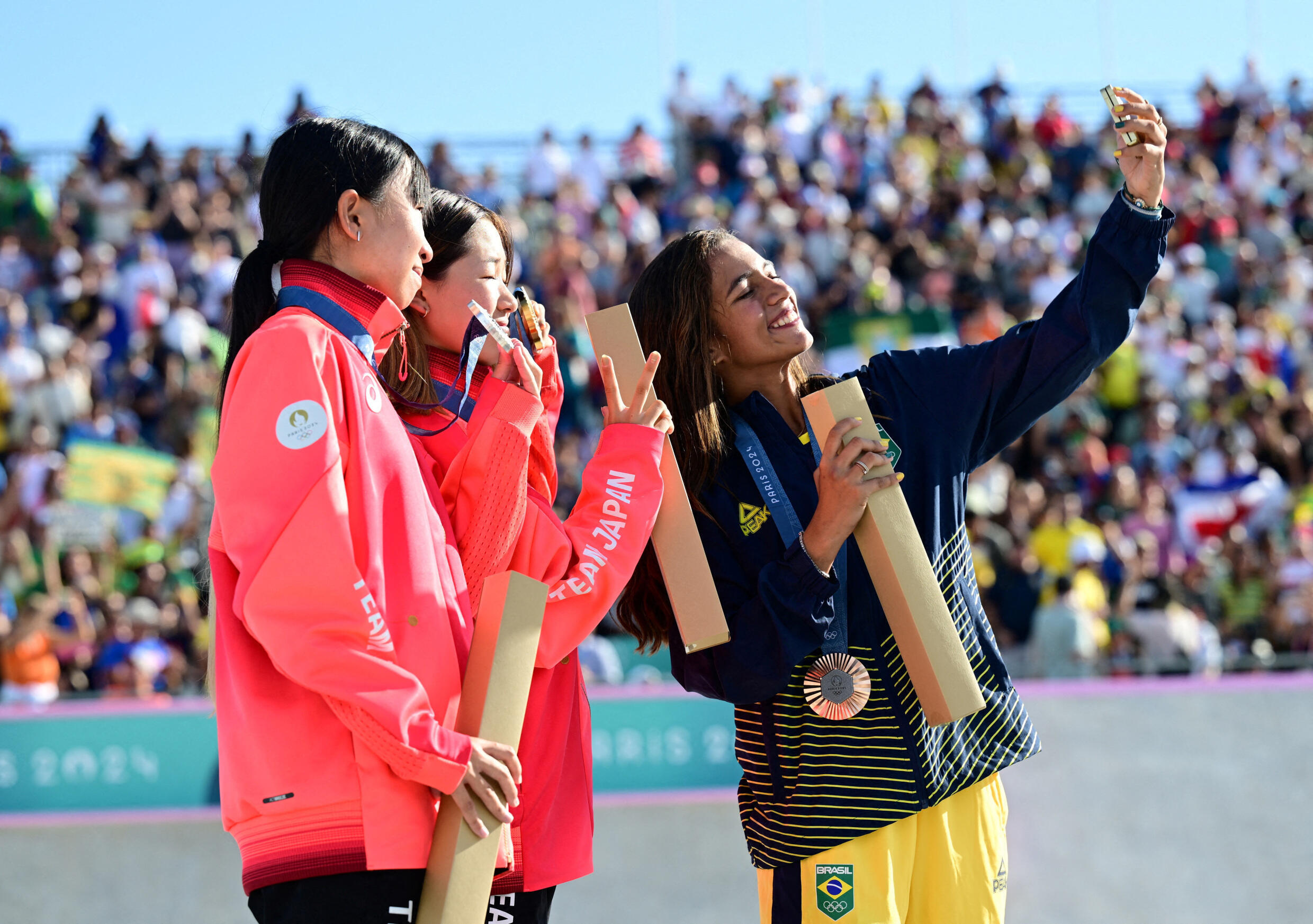 Coco Yoshizawa, Liz Akama  et Rayssa Leal prennent la pose après leur finale, le 28 juillet 2024 à Paris.