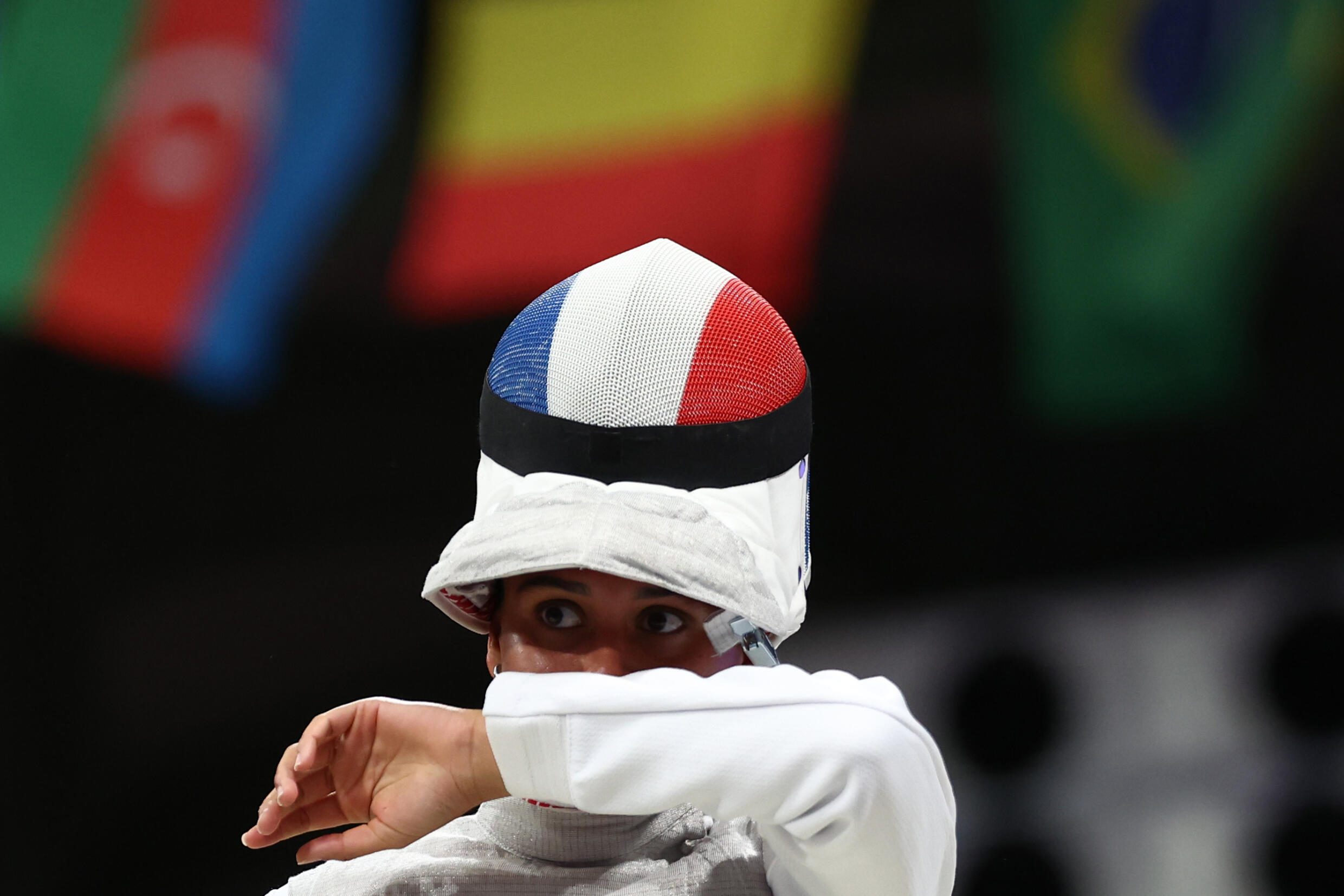 L'escrimeuse française Ysaora Thibus après sa défaite au fleuret individuel aux JO de Paris, dimanche 28 juillet 2024.