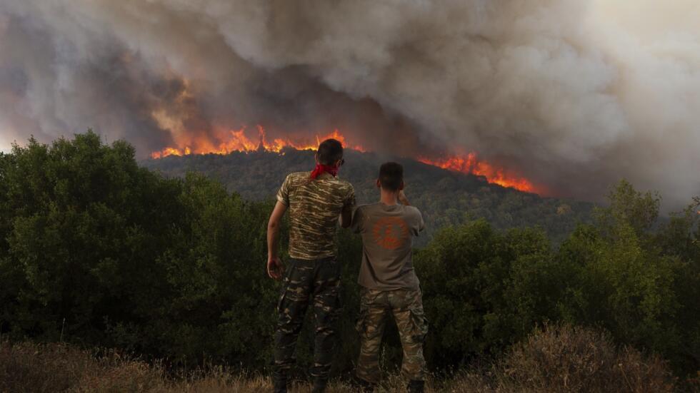 Más de 600 bomberos luchan en Grecia para detener los incendios forestales