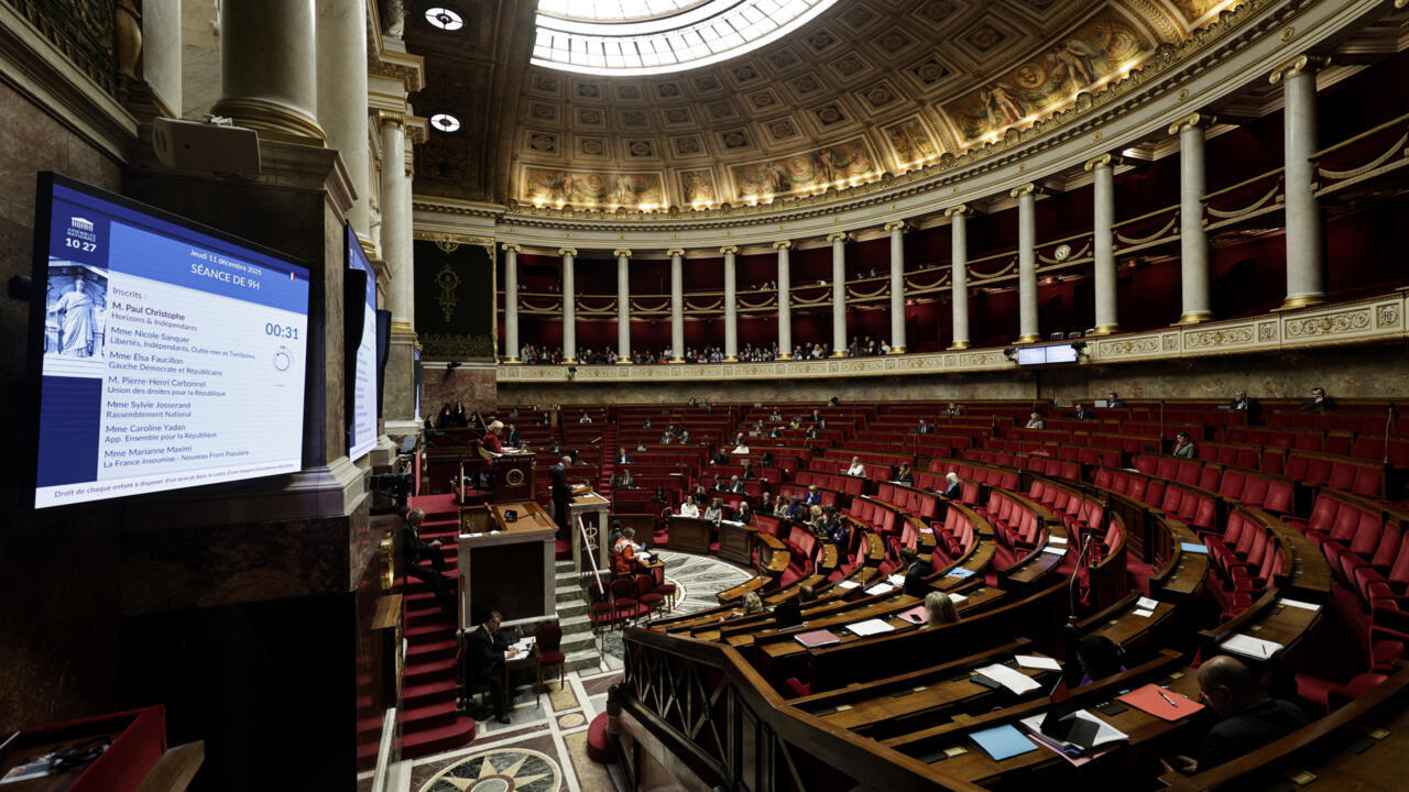 فرنسا: بارقة أمل للأجانب بعد تبني الجمعية الوطنية لقرار التجديد التلقائي للإقامات الطويلة الأجل