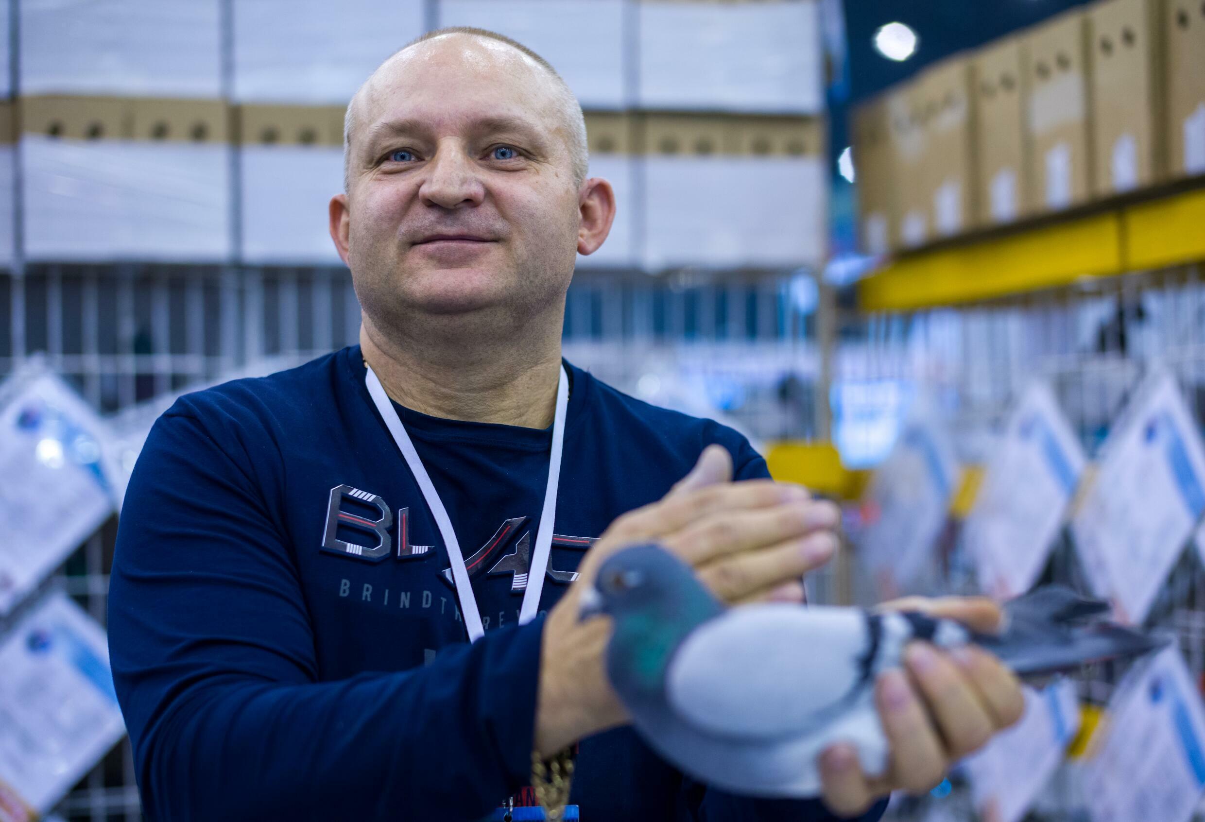 Hodowca weteran Zbigniew Oleksiak mówi, że najlepsze gołębie na polskim rynku mogą chodzić nawet do 6000 zł (1300 euro)