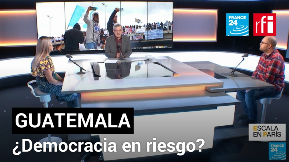 Lucía Ixchiu (izquierda) y Carlos Ernesto Cano (derecha), miembros de la Colectiva Festivales Solidarios de Guatemala, invitados de Escala en París.