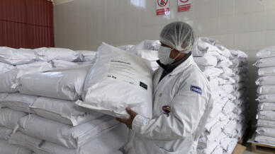 El subgerente del programa de quinua natural de la Asociación Nacional de Productores de Quinua, Eduardo Paye, muestra un producto de quinua procesado en una planta industrial y que será exportado a Europa.