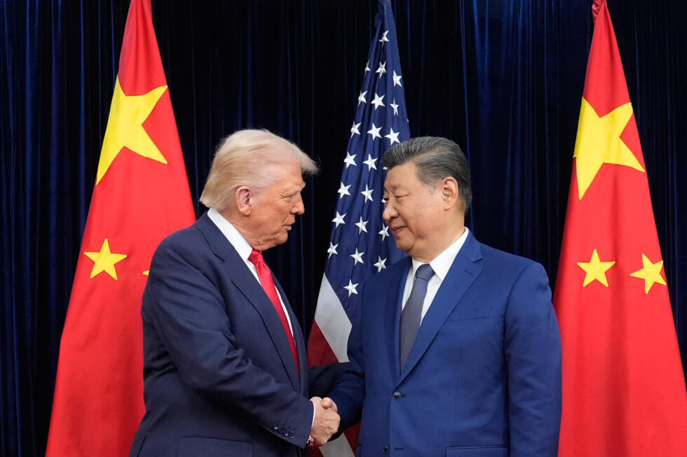 El presidente Donald Trump, a la izquierda, y el presidente chino Xi Jinping, a la derecha, se dan la mano antes de su reunión en el Aeropuerto Internacional de Gimhae, en Busan, Corea del Sur, el jueves 30 de octubre de 2025.