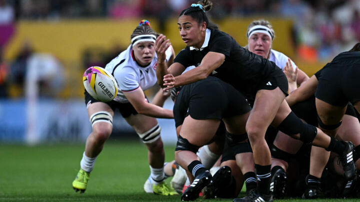 La demi de mêlée néo-zélandaise Risi Pouri-Lane effectue une passe lors de la demi-finale de la Coupe du monde féminine de rugby entre la Nouvelle-Zélande et le Canada, à Bristol, le 19 septembre 2025