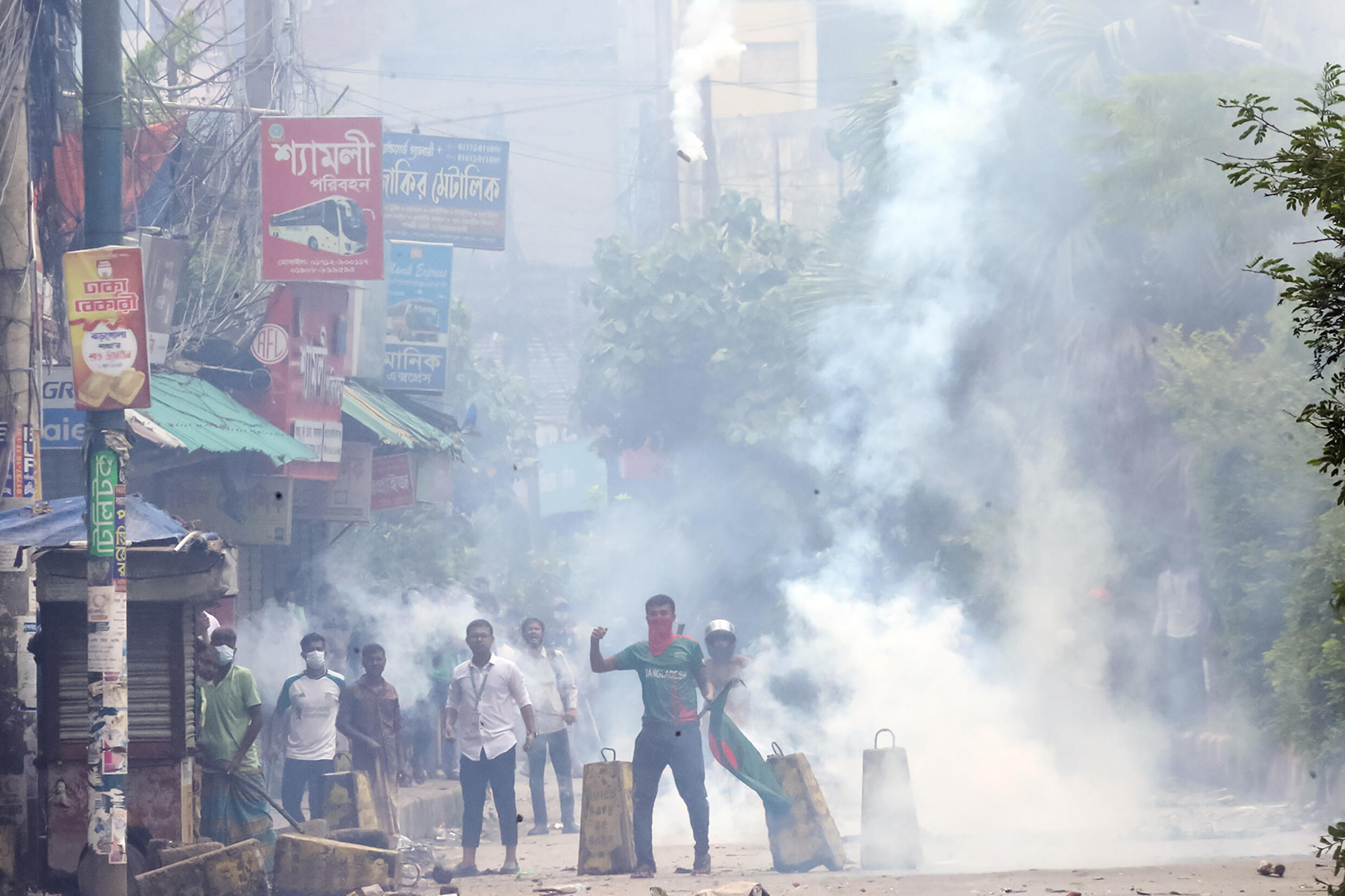 La police tire des gaz lacrymogènes sur des manifestants à Bogra, au Bangladesh, le 4 août 2024