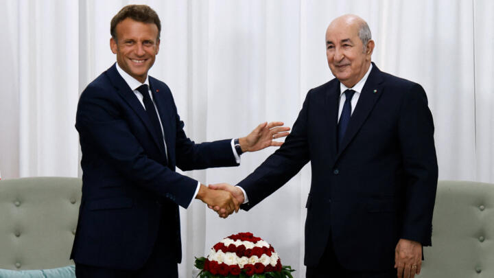Le président français Emmanuel Macron et son homologue algérien Abdelmadjid Tebboune lors de leur entretien au palais présidentiel à Alger le 25 août 2022.