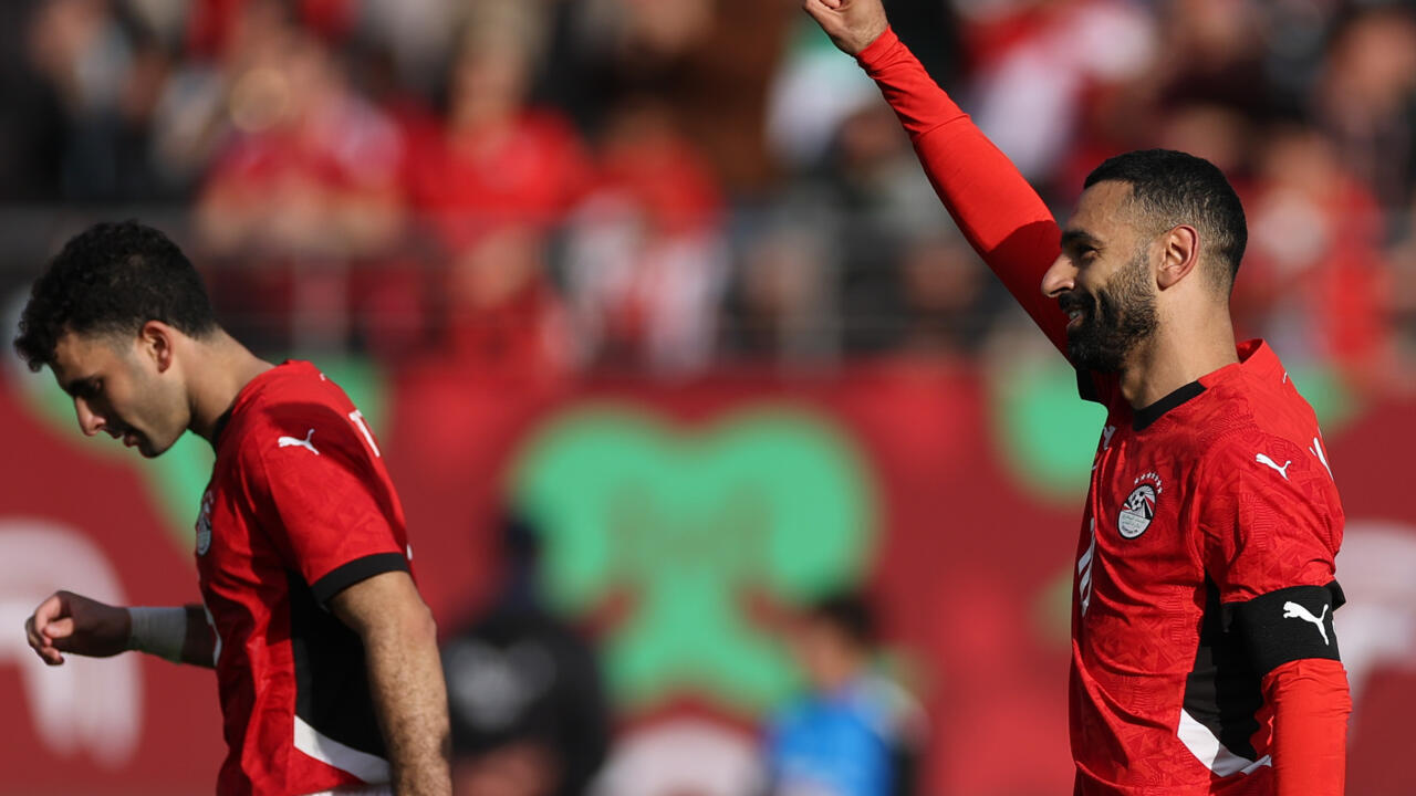 أمم إفريقيا: مصر بعشرة لاعبين أول المتأهلين الى ثمن النهائي بهدف لصلاح
