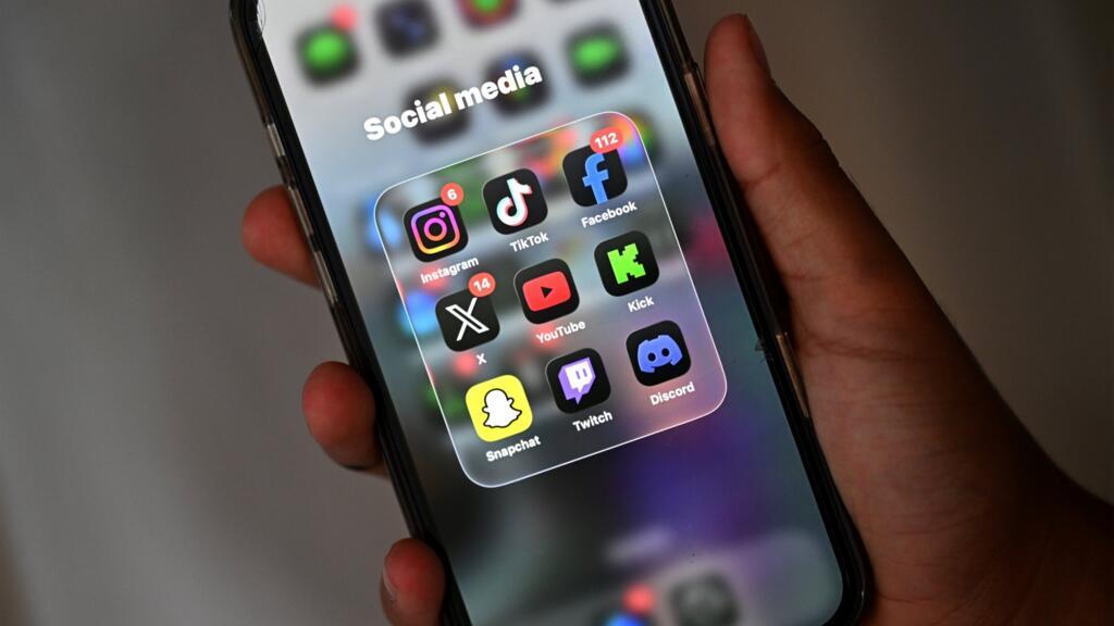 En Australie, les moins de 16 ans bannis des réseaux sociaux, une première mondiale