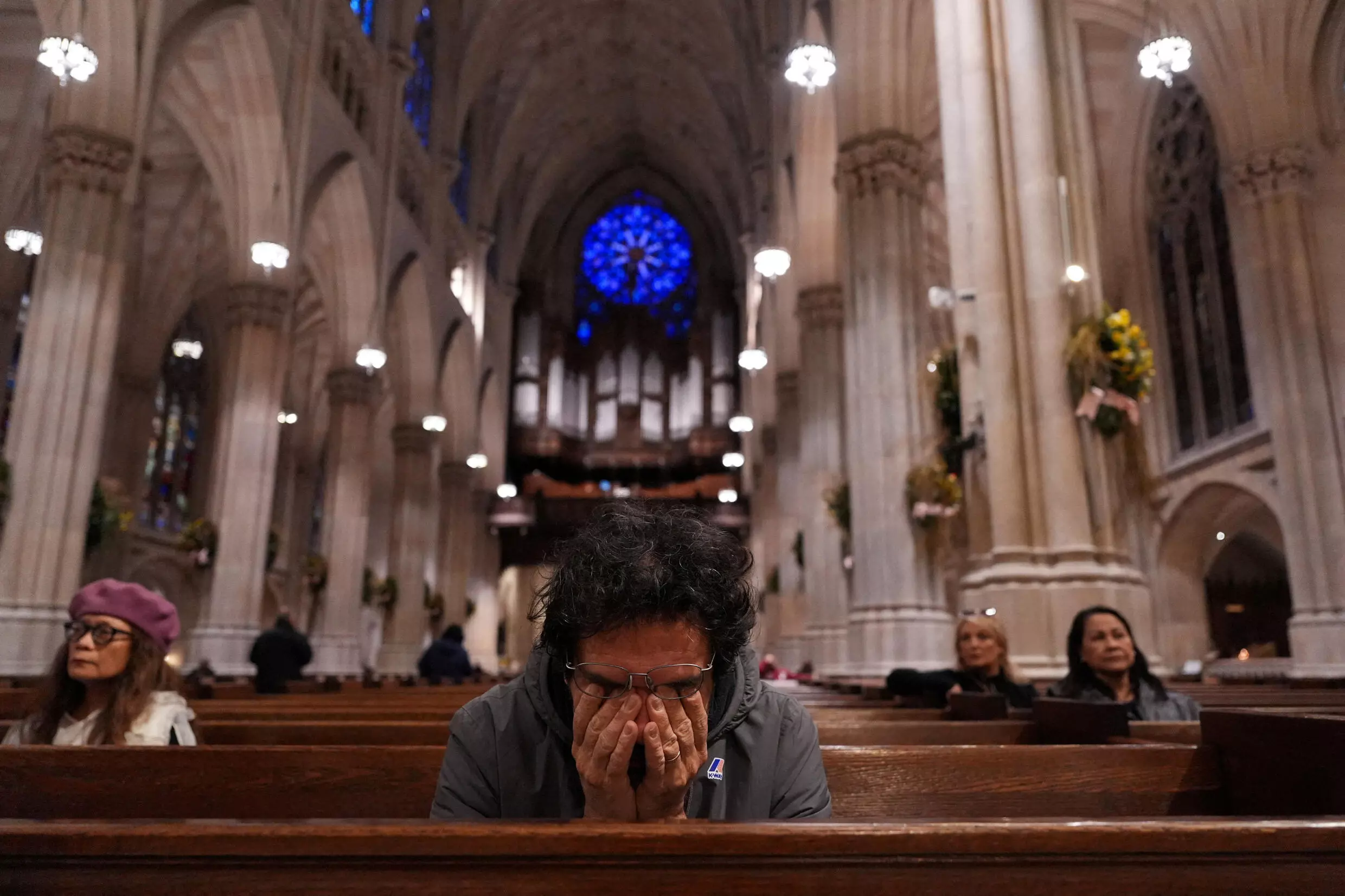 Une fidèle se recueille après l'annonce du décès du pape François par le Vatican, à la cathédrale Saint-Patrick de Manhattan, à New York, aux États-Unis, le 21 avril 2025.5.