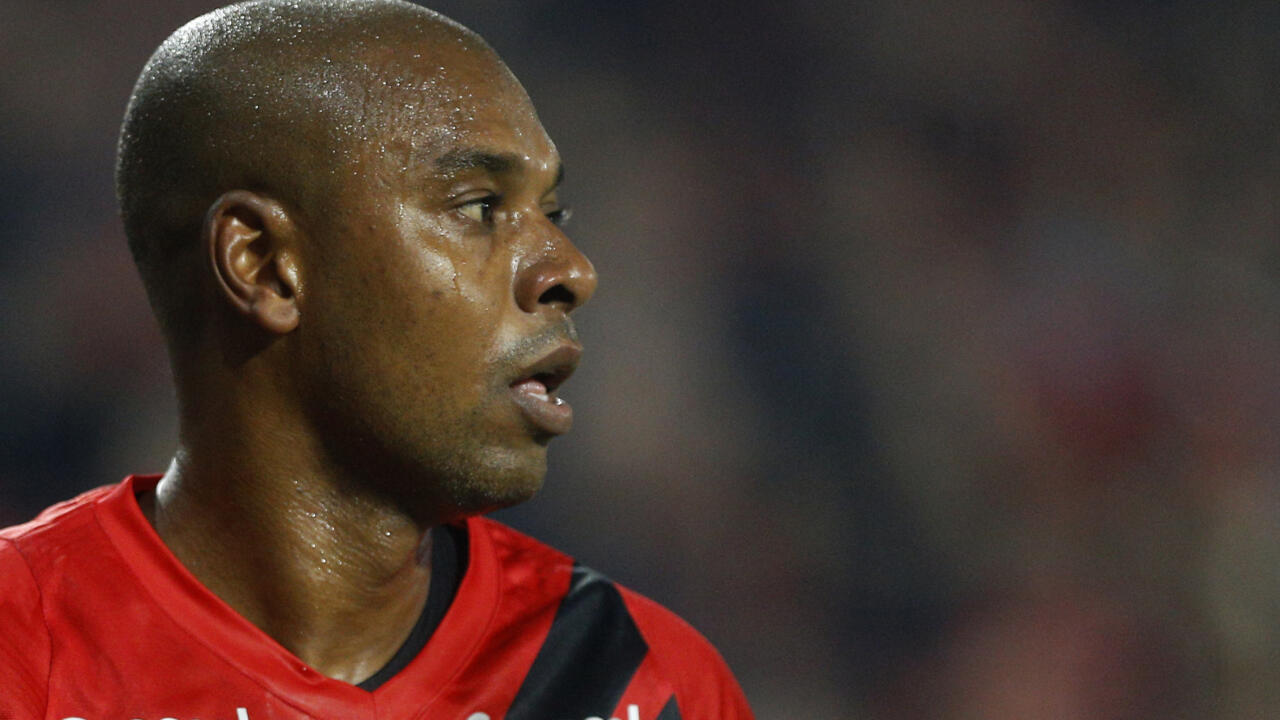 قائد مانشستر سيتي السابق فيرناندينيو يعلن اعتزاله