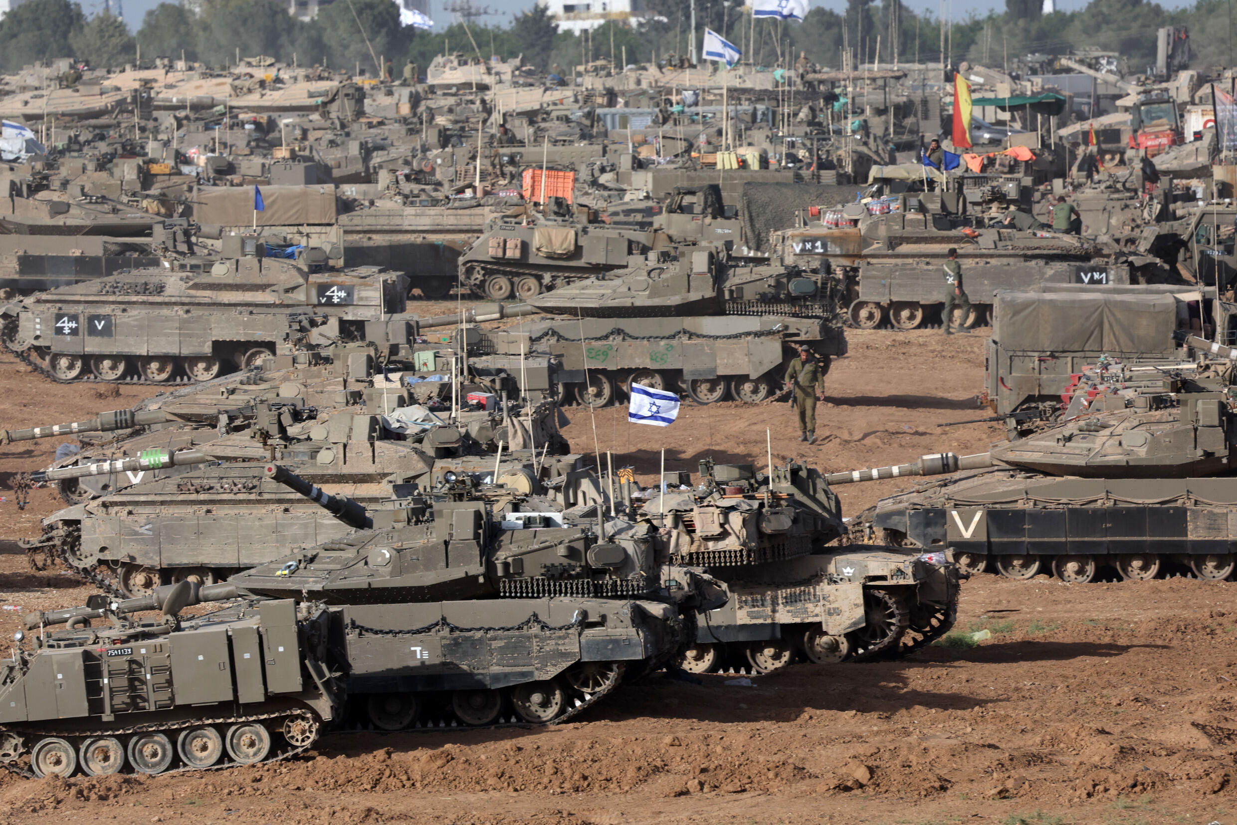 Des chars de combat israéliens en position près de la frontière avec la bande de Gaza, le 9 mai 2024.