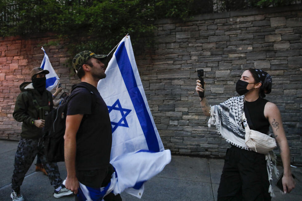 Une militante pro-palestinienne fait face à des militants pro-israéliens lors d'une manifestation devant l'université Columbia, à New York, le 23 mai 2024.