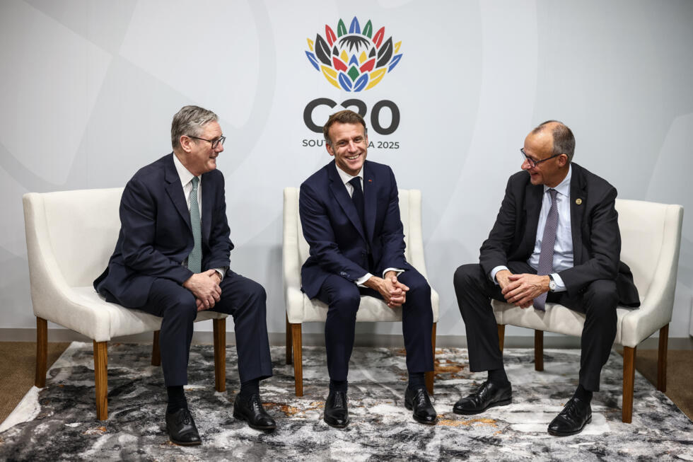 Le Premier ministre britannique Keir Starmer (gauche), le président français Emmanuel Macron (centre) et le chancelier allemand Friedrich Merz, au G20 à Johannesbourg le 22 novembre 2025