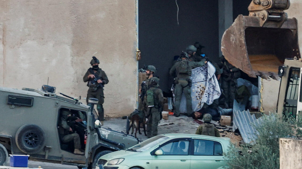 الضفة الغربية: مقطع مصور يوثق إطلاق عناصر إسرائيليين النار على فلسطينيين أثناء استسلامهما