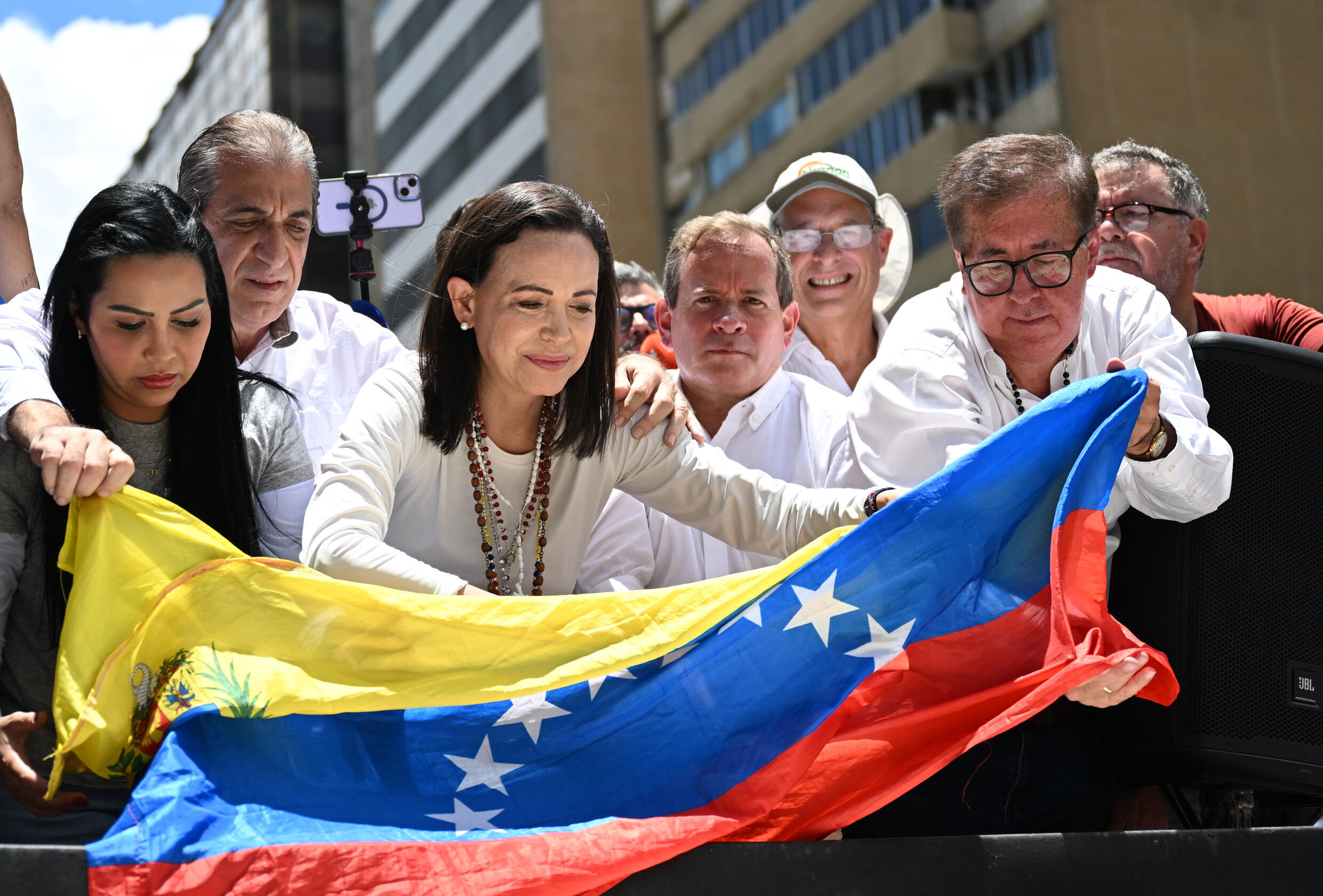 Maria Corina Machado (c), leader de l'opposition vénézuélienne, lors d'un rassemblement à Caracas, le 28 août 2024