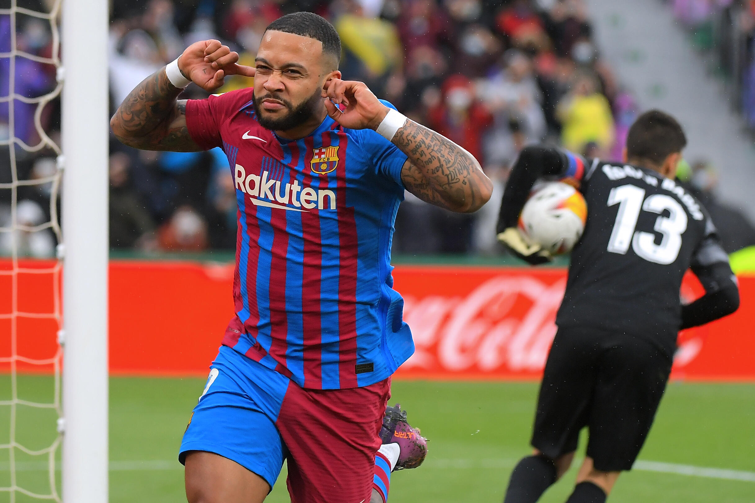 The joy of the Dutch Barcelona striker, Memphis Depay, after scoring the second goal from a penalty kick at Elche Stadium, during the 27th day of the Spanish League, March 6, 2022.