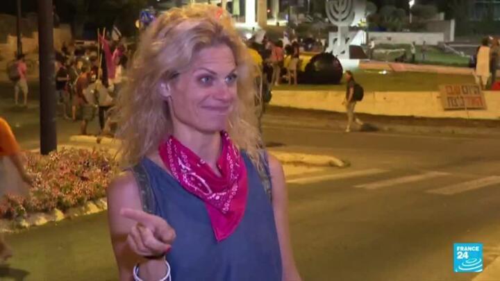 Tel Aviv fetes Netanyahu departure with flags and foam