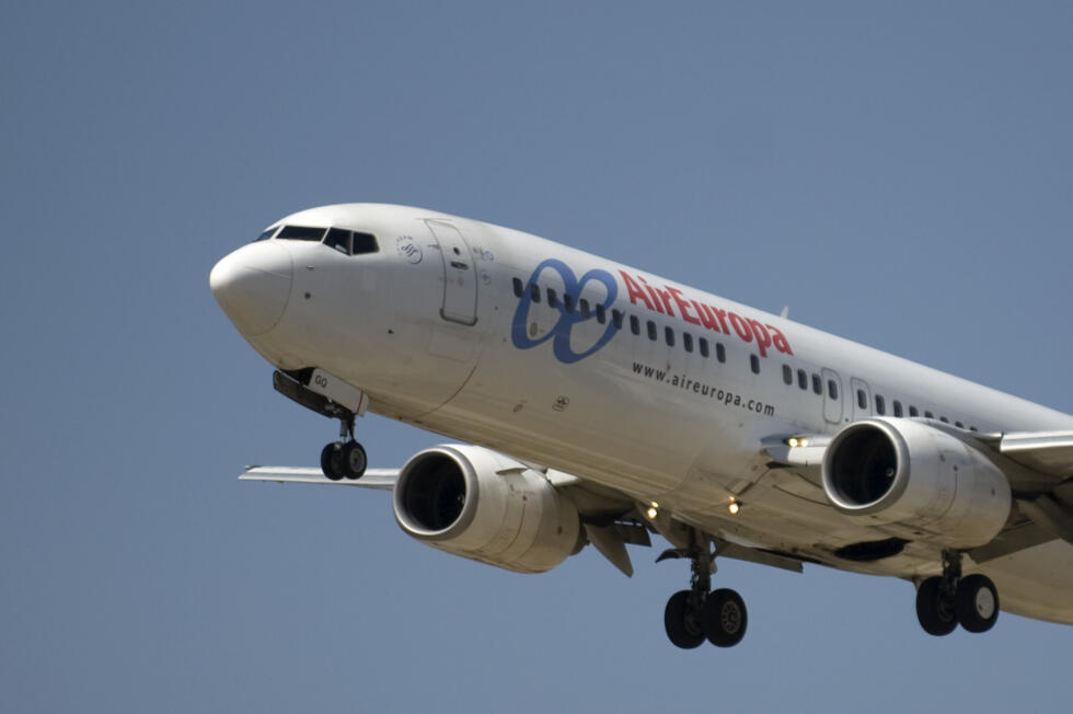 La aerolínea española Air Europa decidió suspender sus conexiones con Venezuela, como ya hicieron otras compañías, después de que EEUU advirtiera a la aviación civil sobre un "aumento de la actividad militar" en medio de su despliegue en el Caribe, indicaron fuentes de la empresa