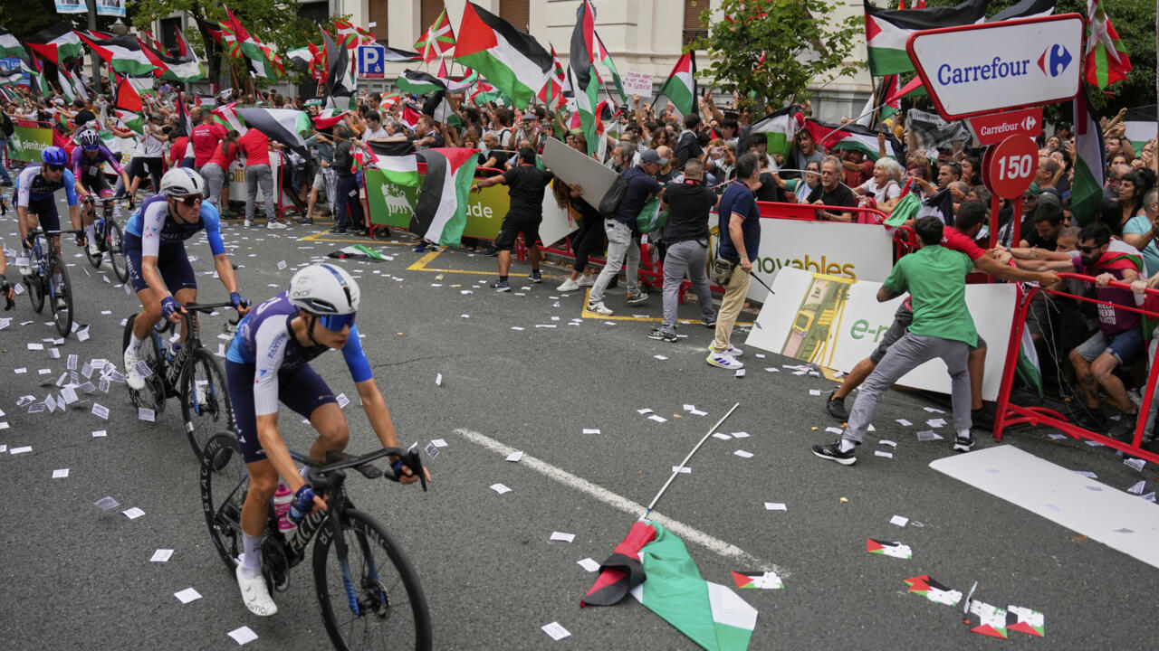 Manifestaciones propalestinas en la Vuelta a España; el equipo israelí descarta retirarse