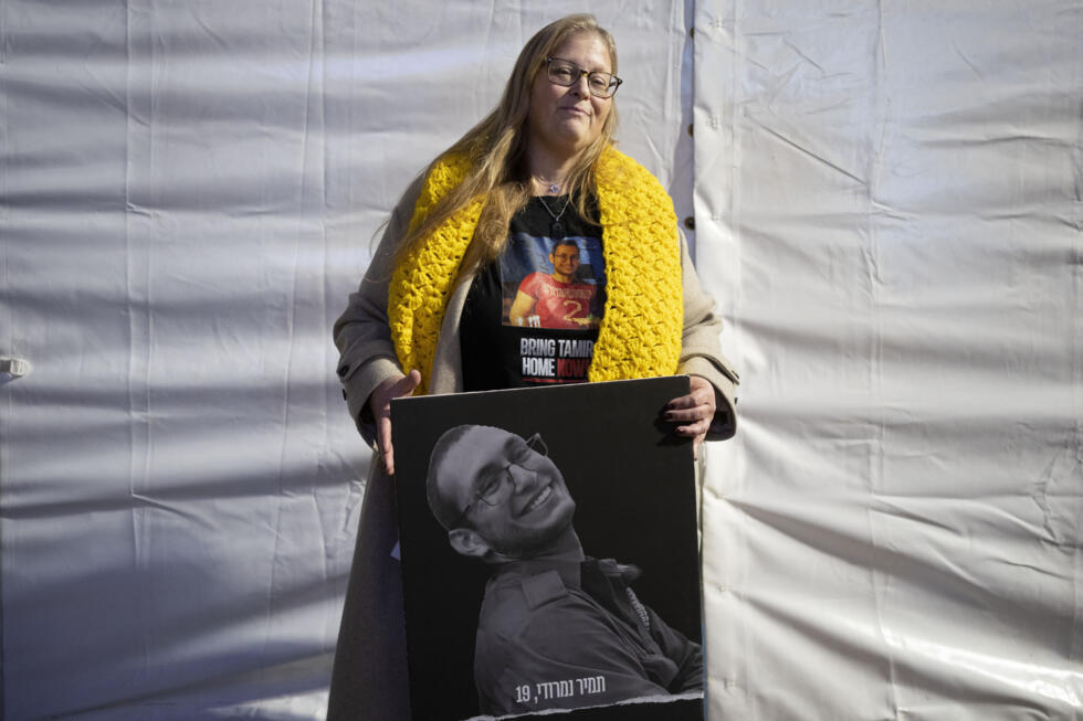 Herut Nimrodi posa con un retrarto de su hijo Tamir Nimrodi, un soldado israelí secuestrado en Gaza. Tel Aviv, Israel, 14 de enero de 2025.