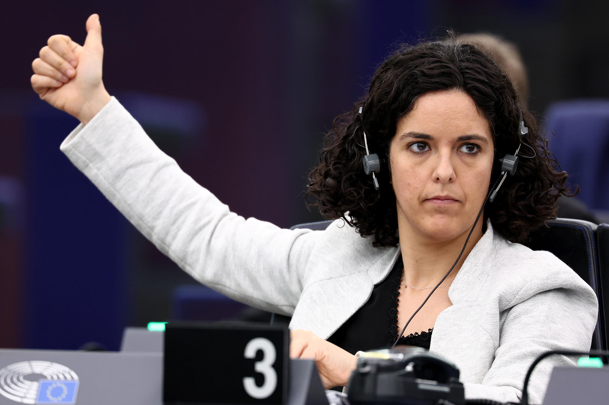 Manon Aubry participe à un vote durant une session plénière du Parlement européen, le 12 mars 2024 à Strasbourg