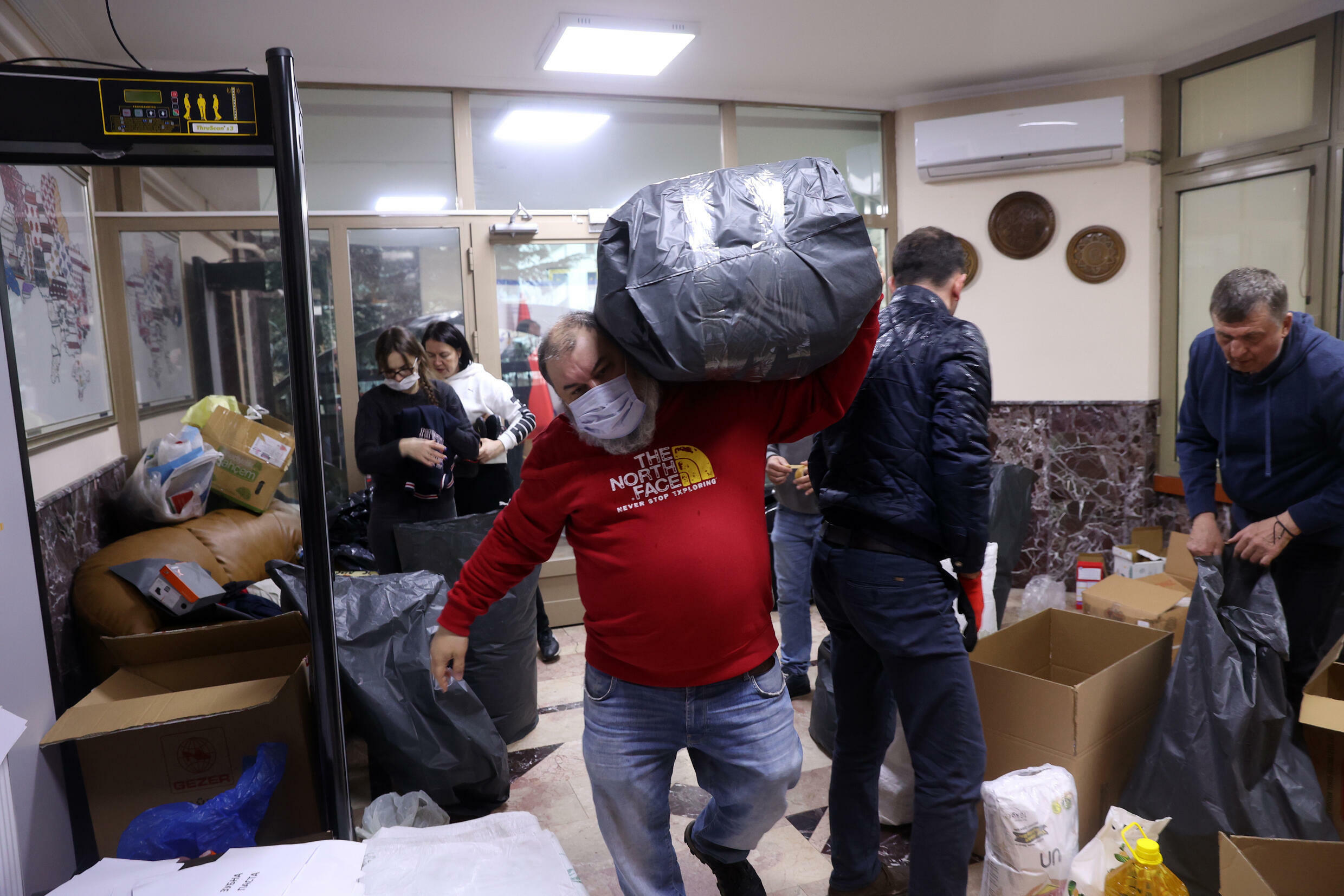 Rus saldırganlığından kaçan Ukraynalı ailelerin görüntüleri birçok Türk'ü derinden sarstı.