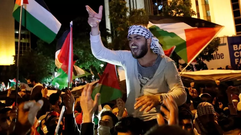 Manifestantes gritan consignas durante una protesta contra Israel cerca del Consulado de Israel en Estambul, Turquía, el 10 de mayo de 2021.