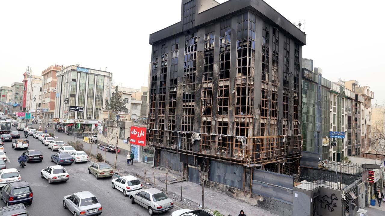 قائد شرطة إيران يمهل المشاركين في "الشغب" ثلاثة أيام لتسليم أنفسهم مقابل تخفيف العقوبة