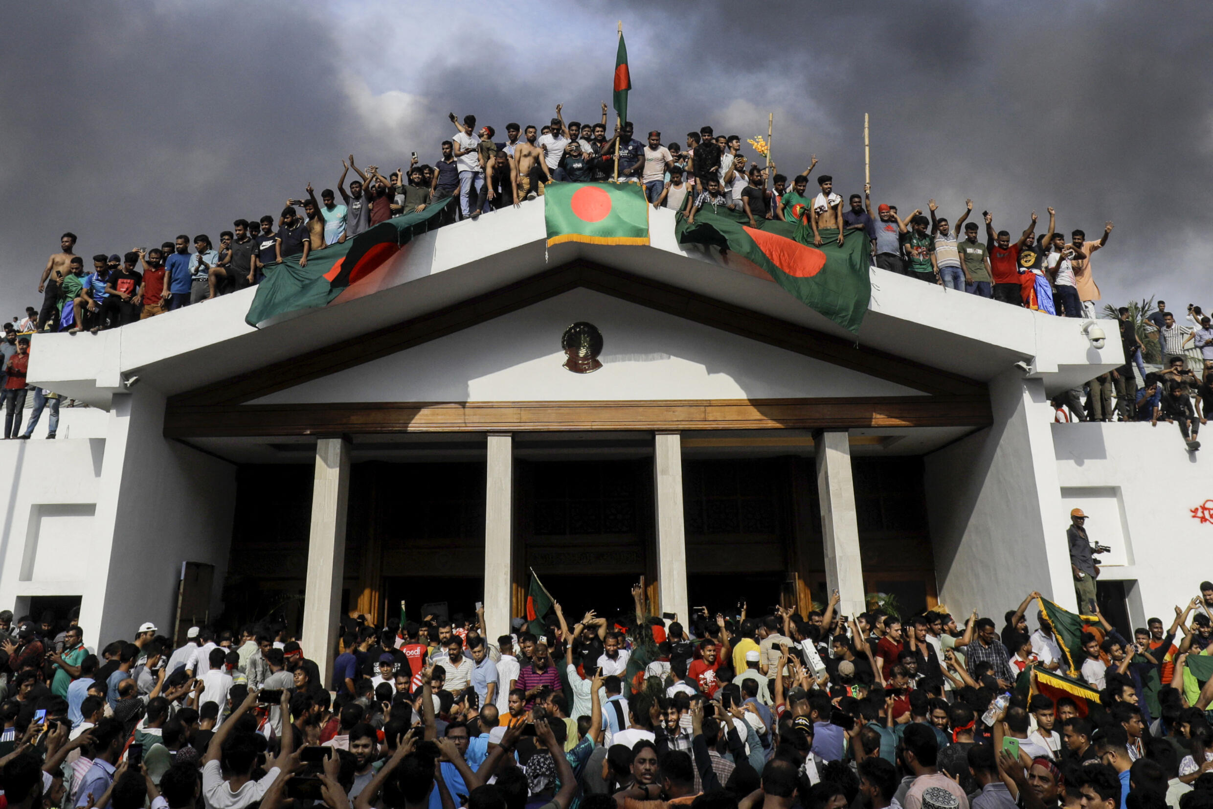 Des manifestants bangladais prennent d'assaut le palais de la Première ministre en fuite, Sheikh Hasina, à Dhaka, le 5 août 2024.