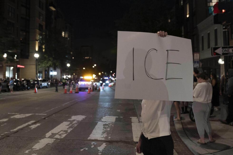 Una persona con un cartel de ICE advierte a los conductores que no se acerquen a un puesto de control mientras agentes del Departamento de Investigaciones de Seguridad Nacional se unen a oficiales del Departamento de Policía Metropolitana de Washington para realizar controles de tráfico en la calle 14, en el noroeste de Washington, el miércoles 13 de agosto de 2025. (Foto AP/José Luis Magana)