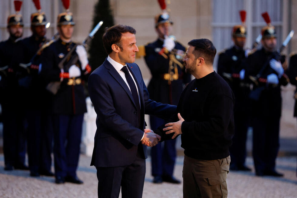 Archivo: el presidente francés, Emmanuel Macron, da la bienvenida al presidente de Ucrania, Volodímir Zelenski, en el Palacio del Elíseo, en París, Francia, el 14 de mayo de 2023.