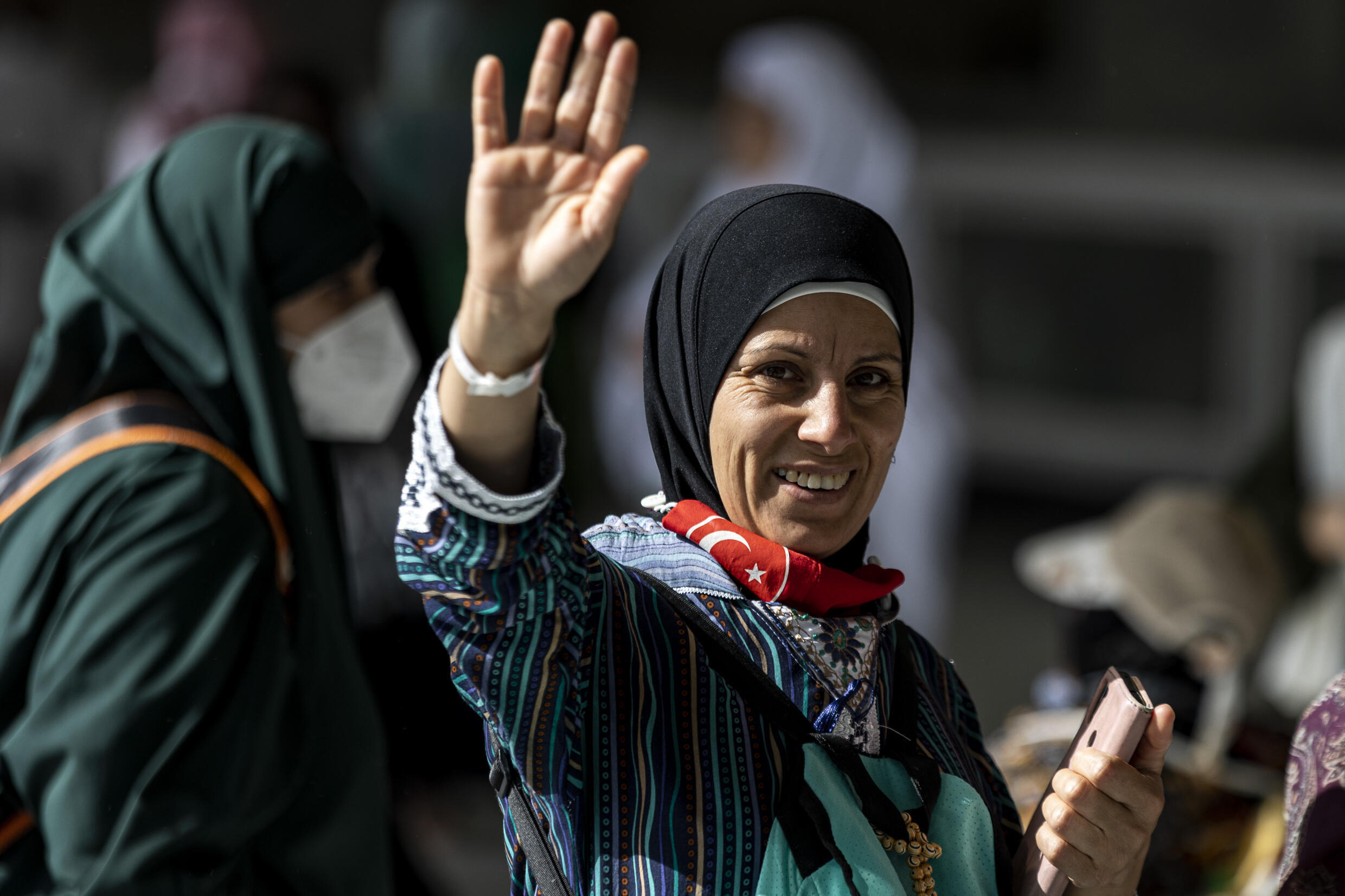 نساء عربيات يخضن غمار الحج دون محرم 1 حاجة قرب المسجد الكبير في مكة في السادس من تموز/يوليو 2022