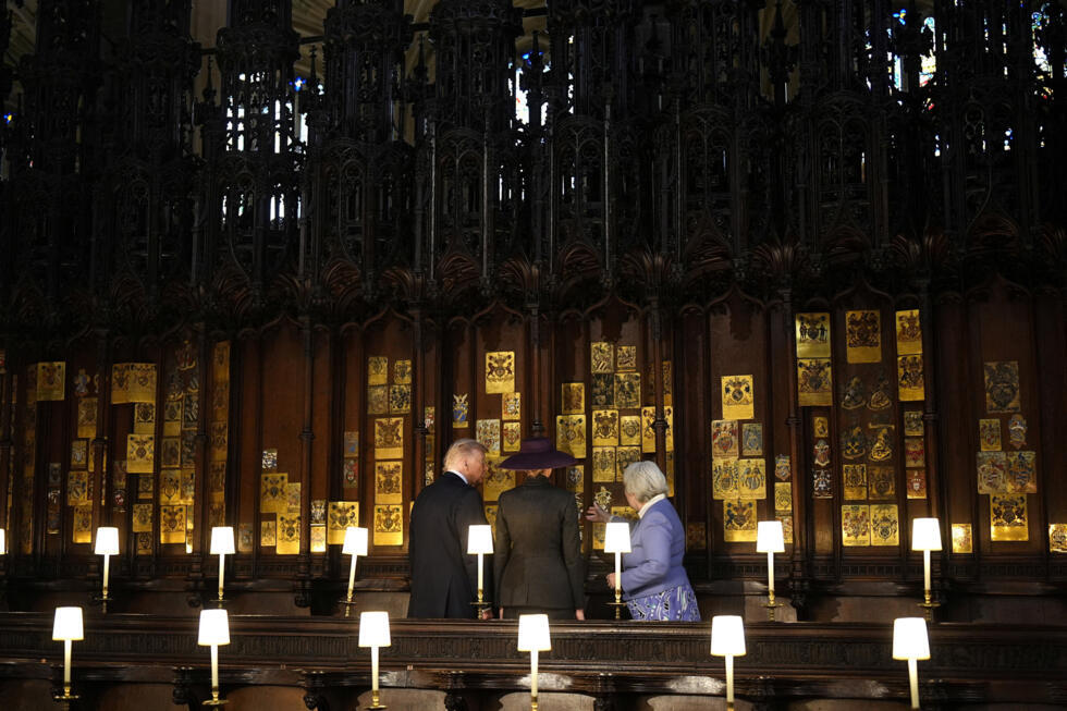 La secretaria del capítulo, Charlotte Manley, habla con el presidente de los Estados Unidos, Donald Trump, y la primera dama, Melania Trump, durante su visita a la capilla de San Jorge en el castillo de Windsor, Berkshire, en el primer día de su segunda visita de Estado al Reino Unido. Fecha de la fotografía: miércoles, 17 de septiembre de 2025.