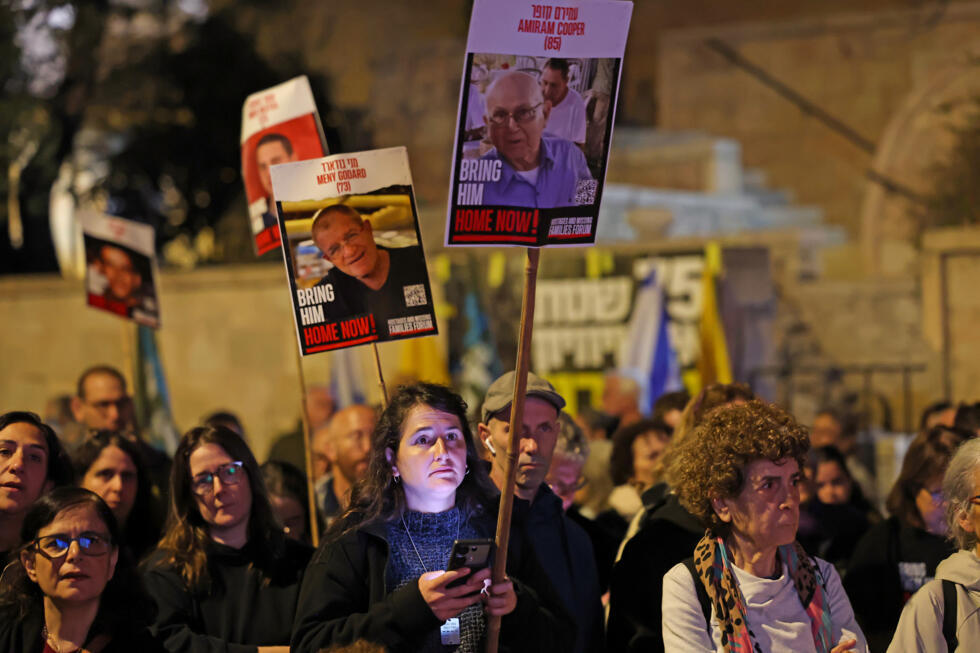 Des Israéliens participent à une manifestation devant la résidence du Premier ministre israélien à Jérusalem, le 18 octobre 2025, appelant à la restitution de tous les corps des otages détenus à Gaza par le groupe armé palestinien Hamas
