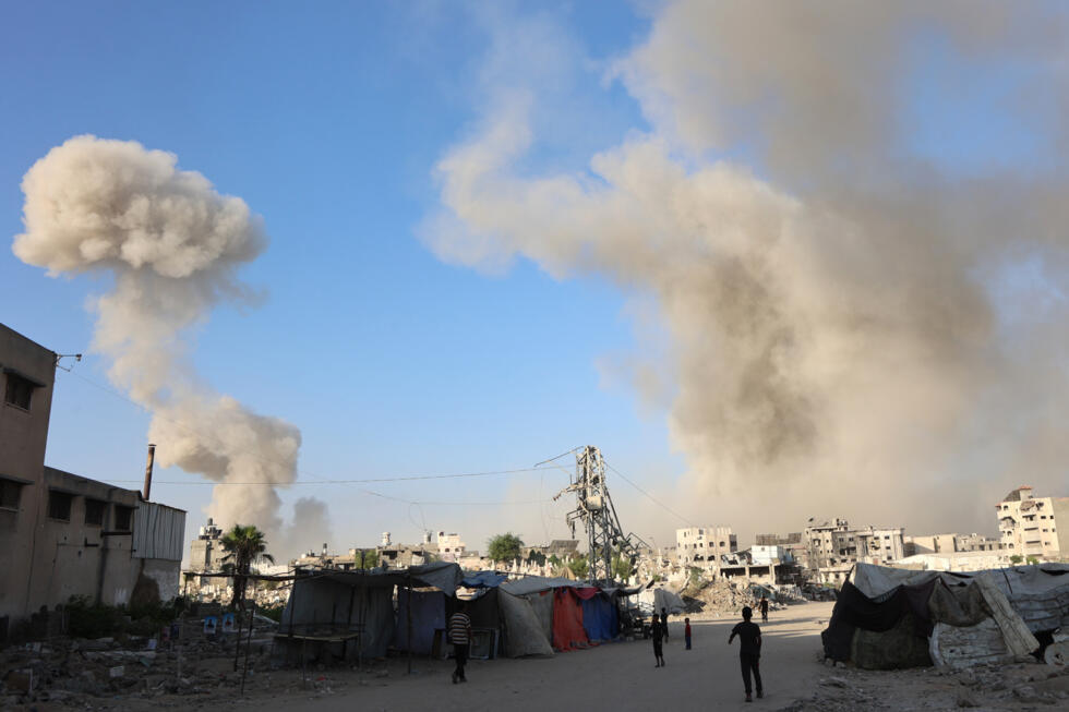 Des colonnes de fumée s'élèvent après des frappes israéliennes sur le quartier de Zeitoun, à Gaza-ville, le 26 août 2025.