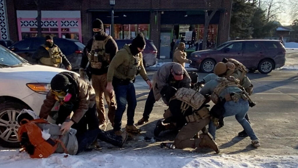 تتعارض مقاطع الفيديو الخاصة بمقتل أليكس بريتي بالرصاص في مينيابوليس مع التصريحات الرسمية