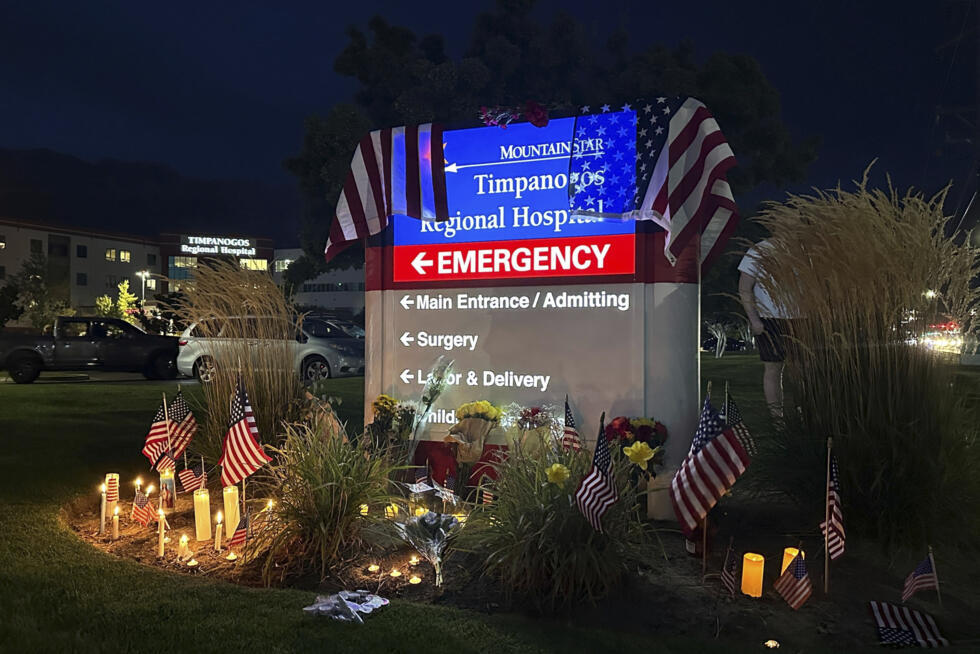 Imagen de un memorial improvisado frente al hospital donde falleció Charlie Kirk. Orem, 10 de septiembre de 2025.