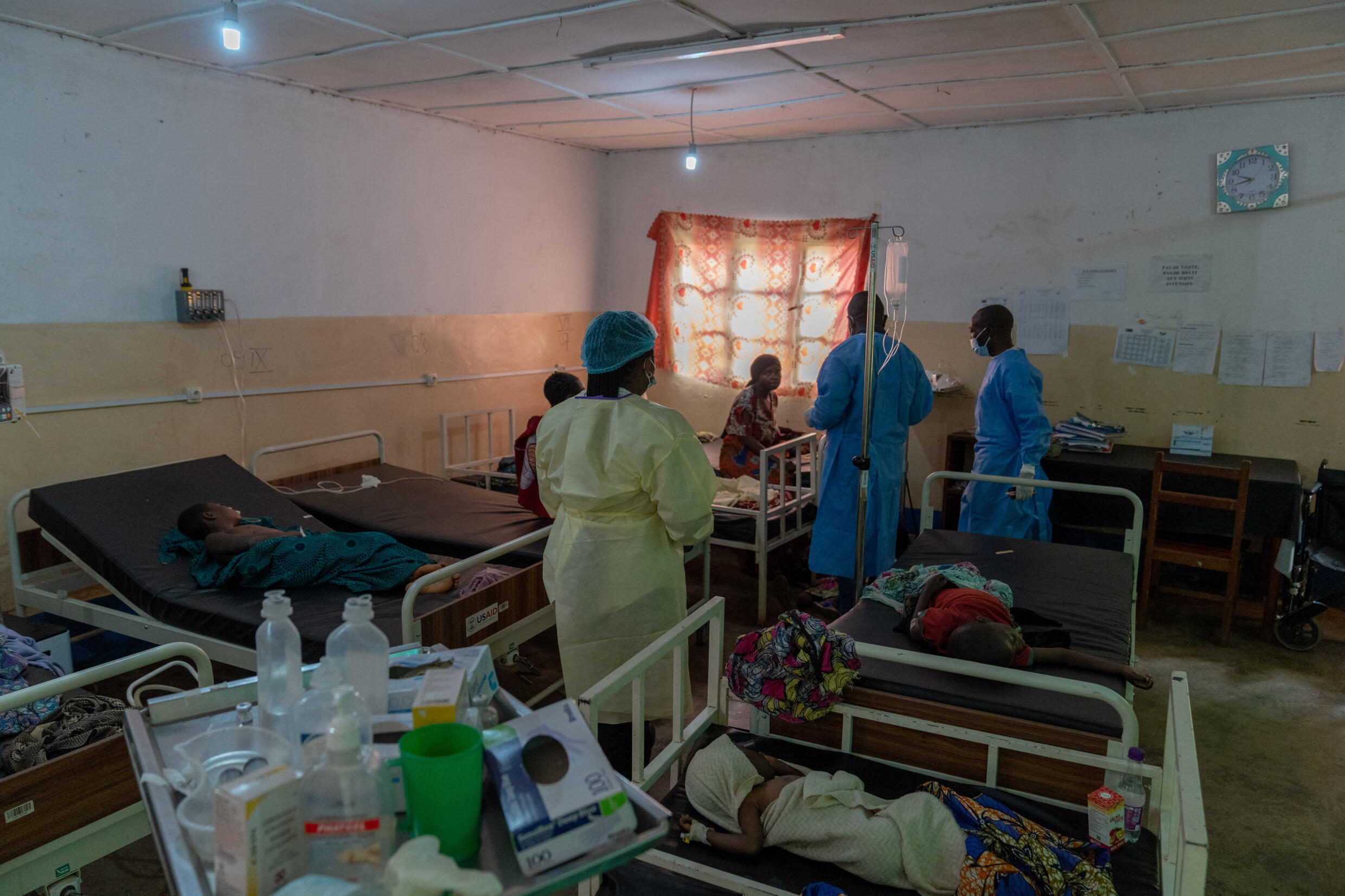 Des personnels soignants s'occupent de patients atteints du mpox à l'hôpital de Kavumu, au nord de Bukavu, dans l'est de la RDC, le 24 août 2024