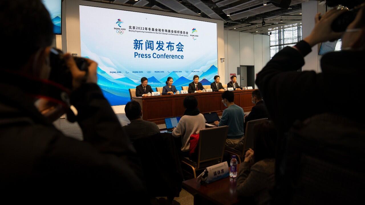 Officials attend a press conference at the headquarters of the Organizing Committee for the Olympic Games in Beijing. குறி